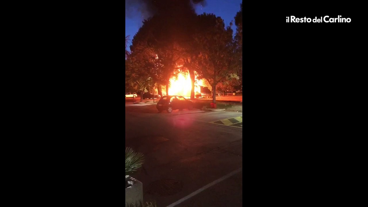 Incendio a Pesaro, il video nel parcheggio Conad