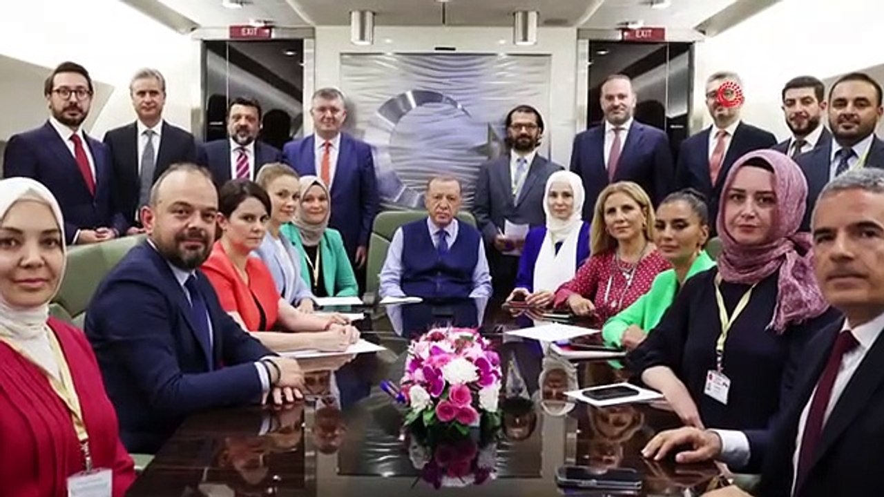 Cumhurbaşkanı Erdoğan: "Sayın Putin'e, Sayın Zelenski'yle görüşmesine ev sahipliği yapabileceğimizi bir kez daha hatırlattım. Karadeniz'den komşumuz...