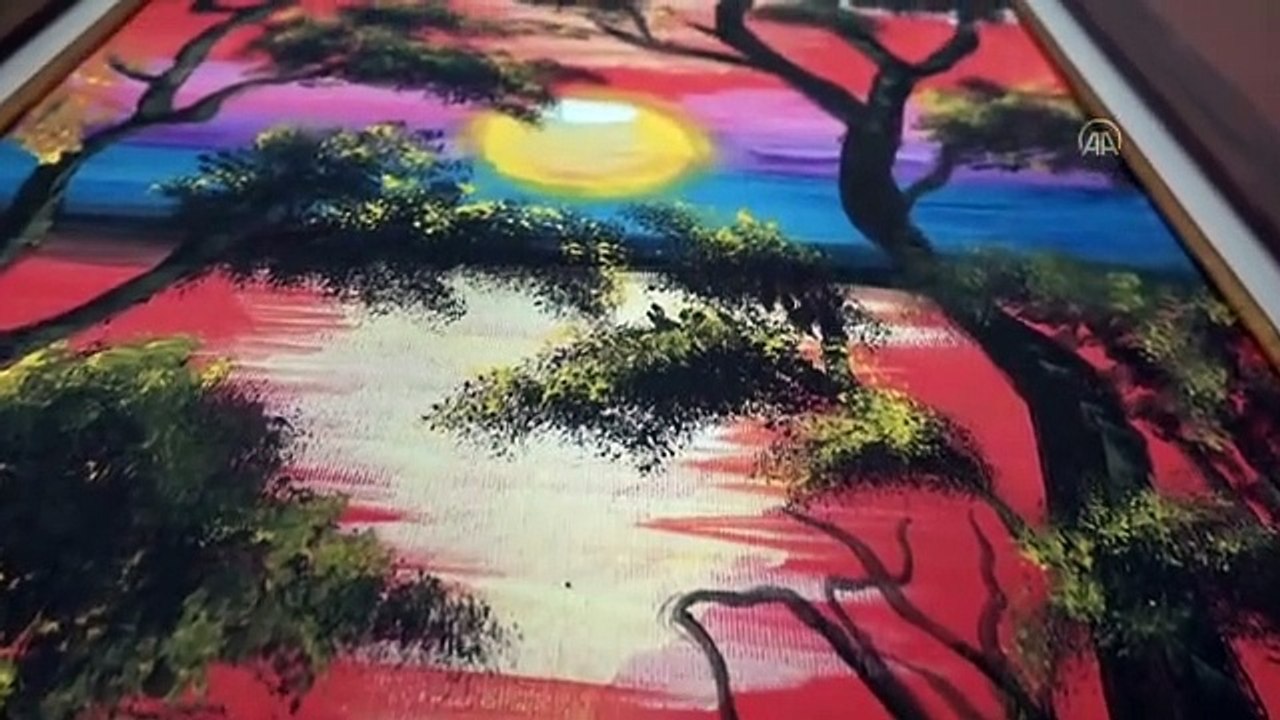 Doktor, çizdiği resimleri Yeşilay'a bağış karşılığı hediye ediyor