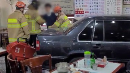 승용차 음식점으로 돌진...10명 부상 / YTN