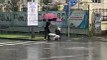 Chàng trai mang dù tặng cho cô bán hàng rong giữa trời mưa
