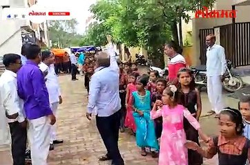 अ ब ब मुकल्यांनी हाती घेतला एवढा मोठा तिरंगा की रस्ता ही कमी पडला