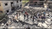 Si scava tra gli edifici distrutti a Gaza dopo gli ultimi raid