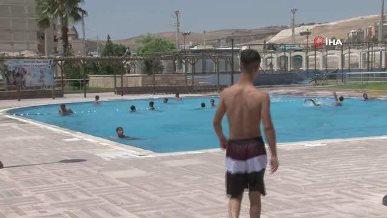 Termometreler 42 dereceyi gösterdi, sıcaktan bunalanlar havuzlara koştu