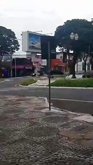 Colisão violenta entre automóveis em cruzamento de Umuarama