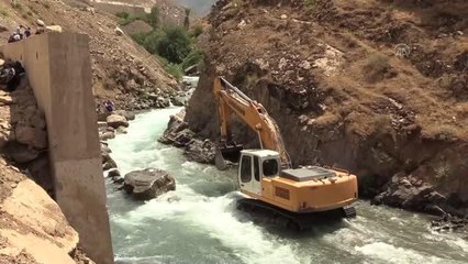 Ekipler Müküs Çayı'nda akıntıya kapılan hemşireyi "Çeme Sidan" mevkisinde arıyor