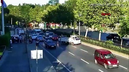 Taksiciyle tartıştı, kaputun üzerine çıktı