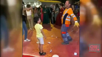 Download Video: Temizlik işçisi pistin tozunu attırdı