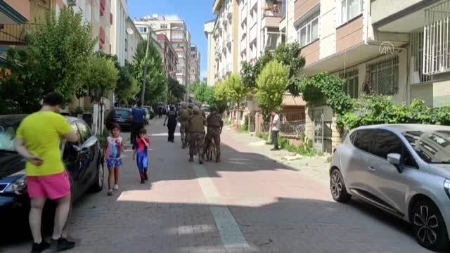 Avcılar'da kendisini eve kilitleyen kişi polis zoruyla çıkarıldı