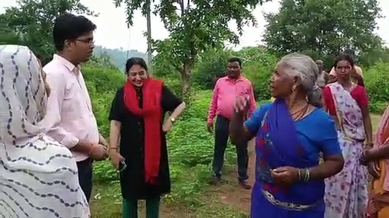 video story : कलेक्टर से बोली आदिवासी महिला- कि...