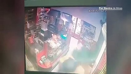 Motorista de carro invade padaria após crise alérgica em Betim