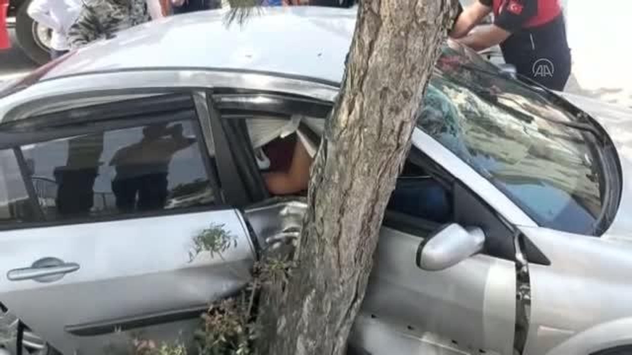 Otomobille kamyonetin çarpıştığı kazada 3 kişi yaralandı