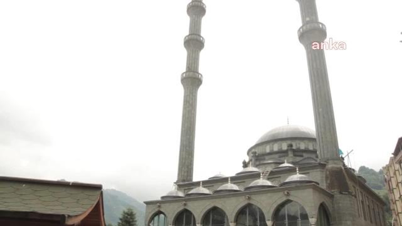 Rize yerel haberleri: Güneysu Merkez Camisi'nin Kurşun Kubbesinin Sökülüp Alüminyum Malzeme Kullanılmasına Tepki: "Erdoğan Bilse Bunların Yüzüne Tükürür"