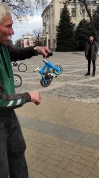 Faire du vélo sur le plus petit vélo du monde... pas simple