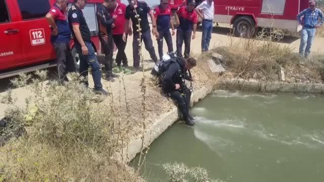Son dakika haber... Sulama kanalına düşen otomobili itfaiye çıkardı