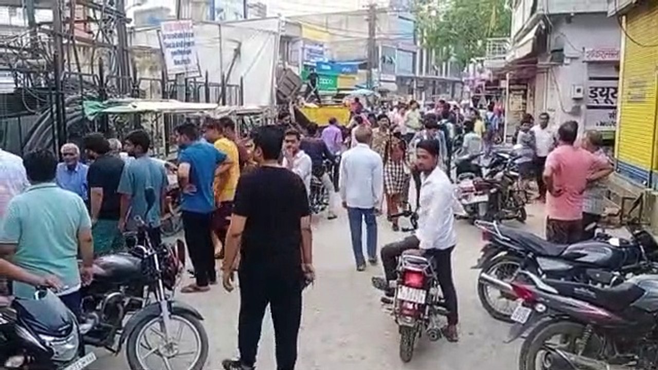 बेखौफ चोरों की धमाचौकड़ी, 5 दुकानों के ताले तोड...