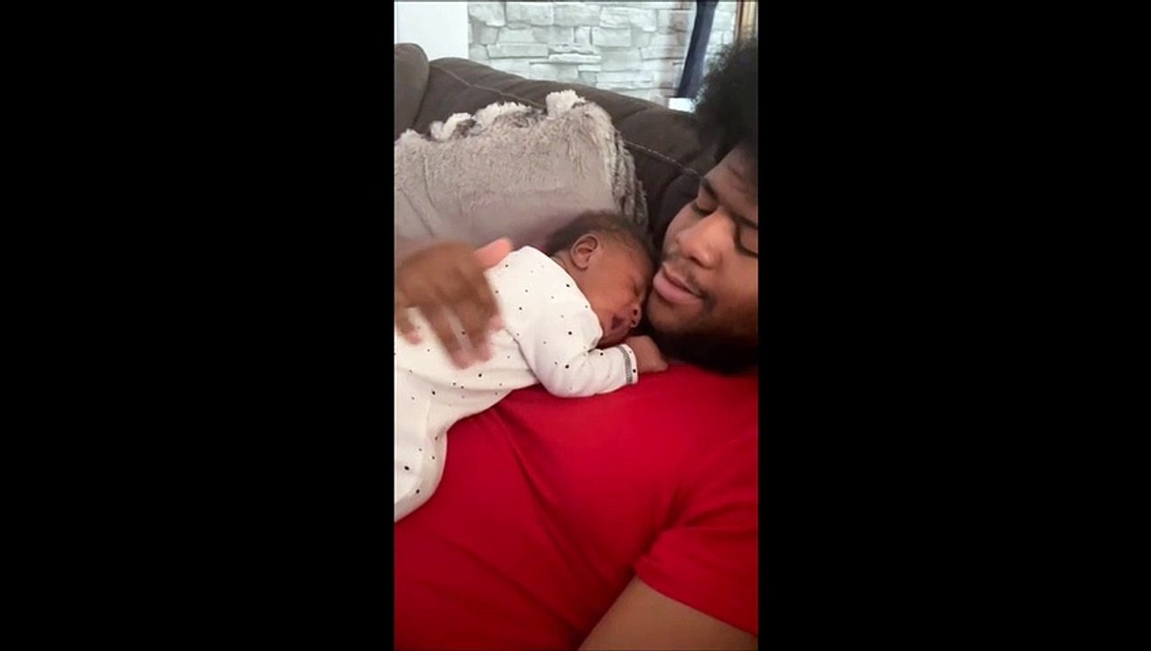 Adorable : ce bébé rend un bisou à son papa
