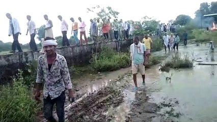 रास्ता चलने लायक नहीं होने से लगानी पड़ी ये जुगत