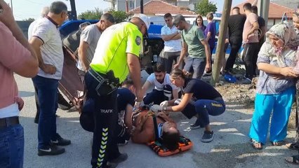 Traktör ile motosikletin çarpıştığı kazada 3 kişi yaralandı