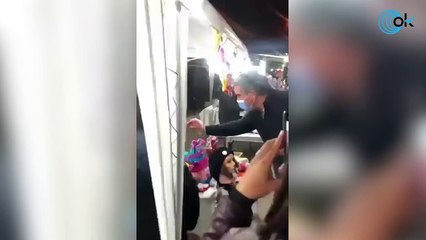 Un kirchnerista en campaña besa a un maniquí pensando que era un niño