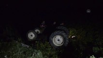 Devrilen traktördeki 1 kişi öldü, 1 kişi yaralandı