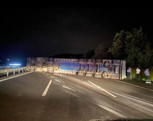 TEM otoyolunda tır devrildi, yol trafiğe kapatıldı