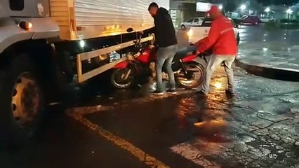 Moto vai parar embaixo de caminhão em acidente no São Cristóvão