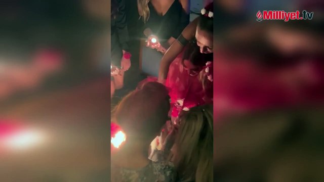 Petek Dinçöz kına gecesinde kurtlarını döktü