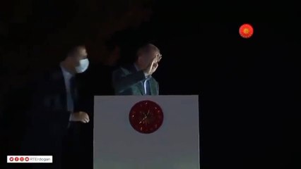 Yangın yerinde çay fırlatan Erdoğan'a tepki yağdı