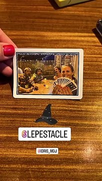 Laure Manaudou et Jérémy Frérot passe la soirée avec un magicien.