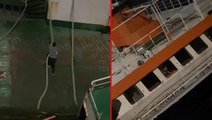 Film sahnelerini aratmayan olay! Yan yatan gemiye halatla tırmanıp içinde gezdi
