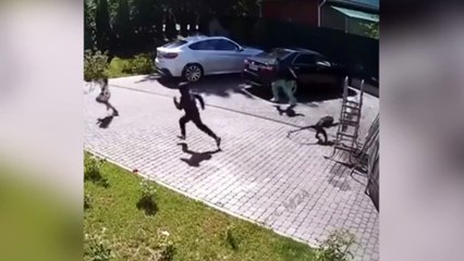 Ne bir film sahnesi ne de belgesel! Bebek hırsızı maymun kamerada