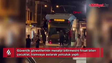 Fatih'te çocukların tramvayda tehlikeli yolculuğu