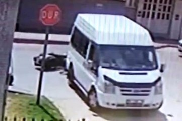 Motosiklet düğün konvoyundaki minibüse çarptı... O anlar kamerada