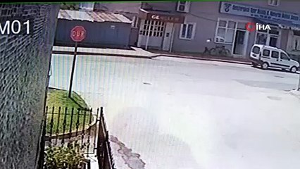 Motosiklet düğün konvoyundaki minibüse çarptı: 1 yaralı