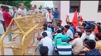 एबीवीपी कार्यकर्ताओं ने कांग्रेस प्रदेशाध्यक्ष के आवास पर किया प्रदर्शन