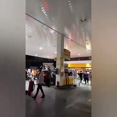 Yeni evlenen Galatasaraylı damat, gelini evine bıraktıktan sonra düğün arabasıyla Mertens ve Torreira'yı karşılamak için havaalanına gitti