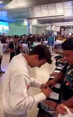Riqui Puig, recibido como una gran estrella en el aeropuerto de Los Angeles / johnnyboi_xiii
