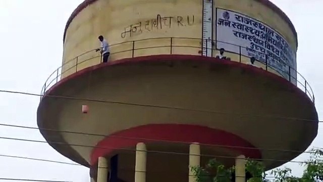 15 घंटे से पानी की टंकी पर परिषद कार्यकर्ता, अंतिम सांस तक छात्र हित केे संघर्ष करने का ऐलान