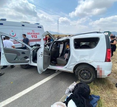 Son dakika haber: Direksiyon hakimiyetini kaybederek karşı şeride geçti: 4 yaralı