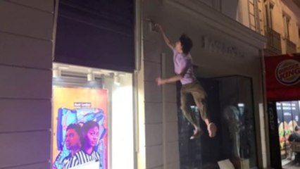 Los "hombres araña" ecologistas que apagan los escaparates de París