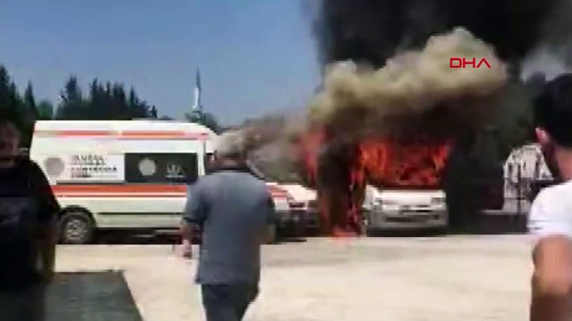 Hastane otoparkında iki ambulans yandı