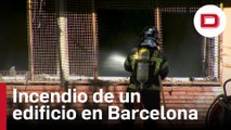 Más de 50 atendidos por el incendio de un edificio en Sant Adrià del Besòs (Barcelona)