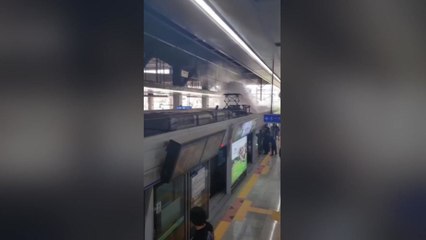 서울 용산역서 1호선 급행열차 멈춰서...승객 백여 명 불편 / YTN