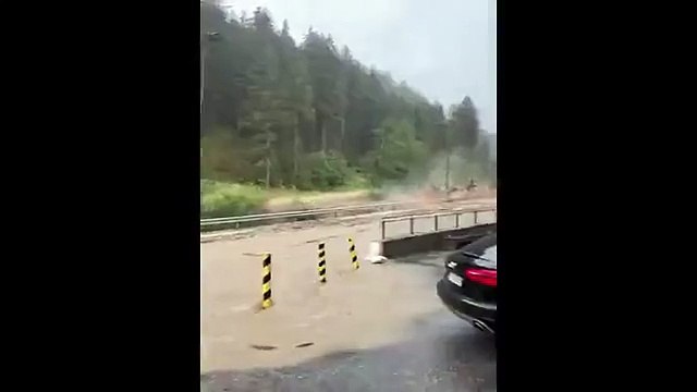 Maltempo Alto Adige, la furia dell'acqua porta via alberi e detriti - Video