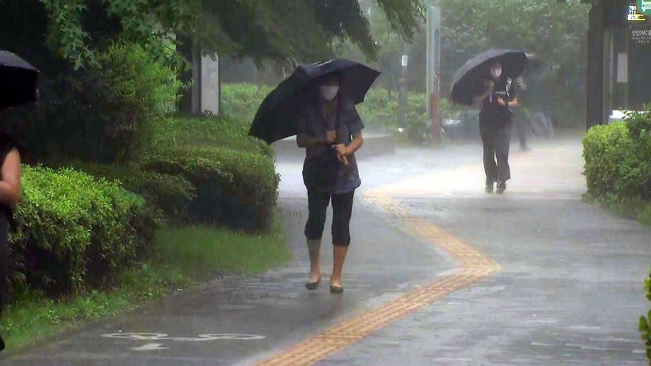 [날씨] 오늘부터 중부 300mm 물 폭탄...남부는 35℃ 폭염 / YTN