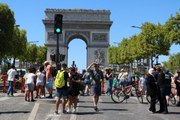 Paris'in her ayın ilk pazarı trafiğe kapatılan alanları yürüyüşseverleri memnun etti