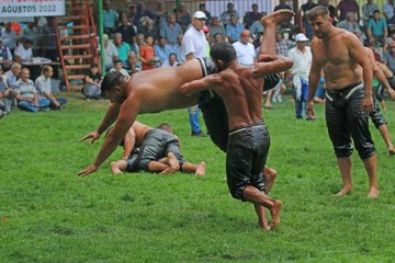 Pehlivanlar sağanak altında güreşti