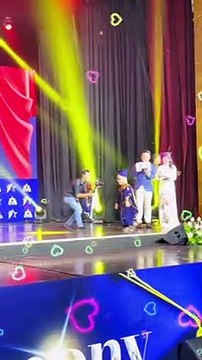 Clip: Ban giám hiệu quỳ trao bằng cho sinh viên đặc biệt đạt Thủ khoa