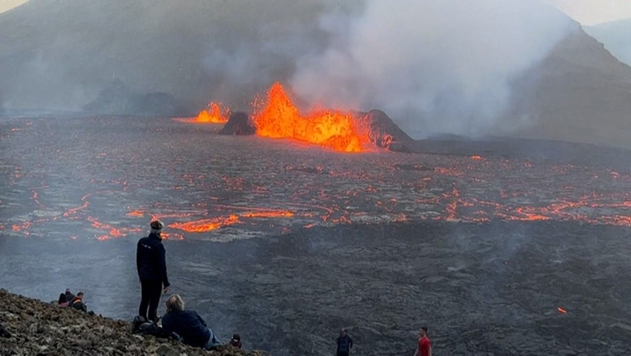 Icelandic volcano continues to erupt